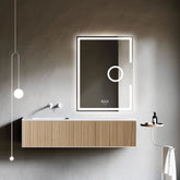 Oglinda LED 60×80 cm cu Lupa Cosmetica, Senzor Miscare Premium – 3 Tipuri de Lumina, Dimabila, Ceas & Temperatura, Dezaburire