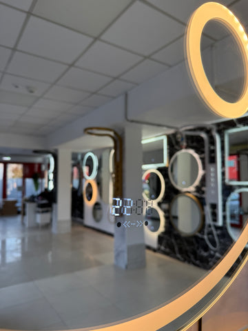 Oglinda LED 70×70 cm cu Lupa Cosmetica, Senzor Miscare Premium pentru 3 Tipuri de Lumina, Dimabila, Ceas & Temperatura, Dezaburire