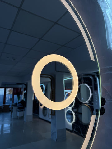 Oglinda LED 70×70 cm cu Lupa Cosmetica, Senzor Miscare Premium pentru 3 Tipuri de Lumina, Dimabila, Ceas & Temperatura, Dezaburire