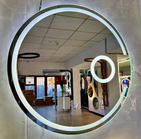 Oglinda LED 70×70 cm cu Lupa Cosmetica, Senzor Miscare Premium pentru 3 Tipuri de Lumina, Dimabila, Ceas & Temperatura, Dezaburire