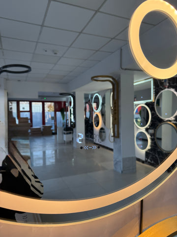 Oglinda LED 70×70 cm cu Lupa Cosmetica, Senzor Miscare Premium pentru 3 Tipuri de Lumina, Dimabila, Ceas & Temperatura, Dezaburire
