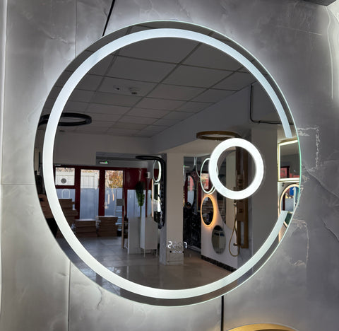Oglinda LED 70×70 cm cu Lupa Cosmetica, Senzor Miscare Premium pentru 3 Tipuri de Lumina, Dimabila, Ceas & Temperatura, Dezaburire