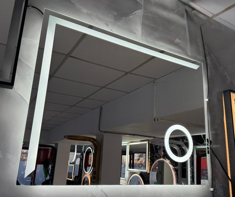 Oglinda LED 80×60 cm Dreptunghiulara, Senzor Miscare Premium – 3 Tipuri de Lumina, Dimabila, Ceas & Temperatura, Dezaburire