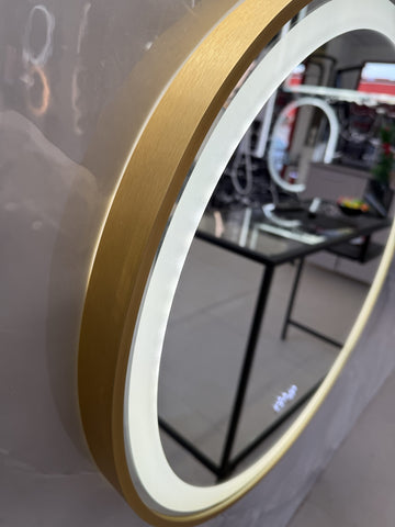 Oglinda LED 70×70 cm cu Rama Aurie, Senzor Miscare Premium – 3 Tipuri de Lumina, Dimabila, Ceas & Temperatura, Dezaburire