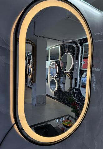 Oglinda LED 50×80 cm cu Rama Neagra Ovala, Senzor Miscare Premium – 3 Tipuri de Lumina, Dimabila, Ceas & Temperatura, Dezaburire