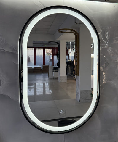 Oglinda LED 50×80 cm cu Rama Neagra Ovala, Senzor Miscare Premium – 3 Tipuri de Lumina, Dimabila, Ceas & Temperatura, Dezaburire