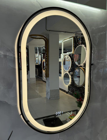 Oglinda LED 50×80 cm cu Rama Neagra Ovala, Senzor Miscare Premium – 3 Tipuri de Lumina, Dimabila, Ceas & Temperatura, Dezaburire