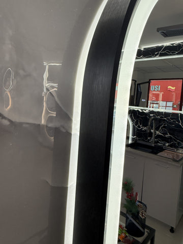 Oglinda LED 50×80 cm cu Rama Neagra Ovala, Senzor Miscare Premium – 3 Tipuri de Lumina, Dimabila, Ceas & Temperatura, Dezaburire