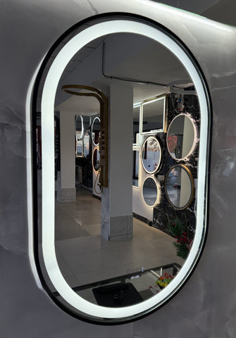 Oglinda LED 50×80 cm cu Rama Neagra Ovala, Senzor Miscare Premium – 3 Tipuri de Lumina, Dimabila, Ceas & Temperatura, Dezaburire